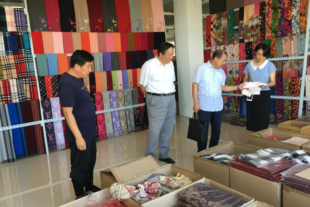 林永亮執(zhí)行會(huì)長一行到內(nèi)蒙古雪絨花羊絨制品有限公司調(diào)研考察
