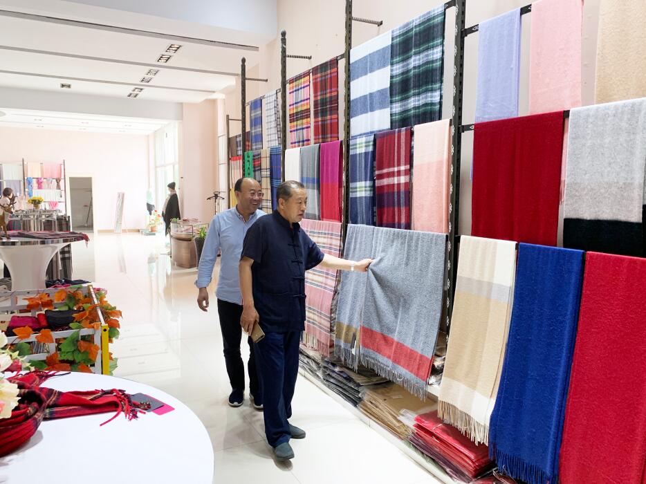 林永亮執(zhí)行會長一行到內蒙古德升絨毛制品有限責任公司調研
