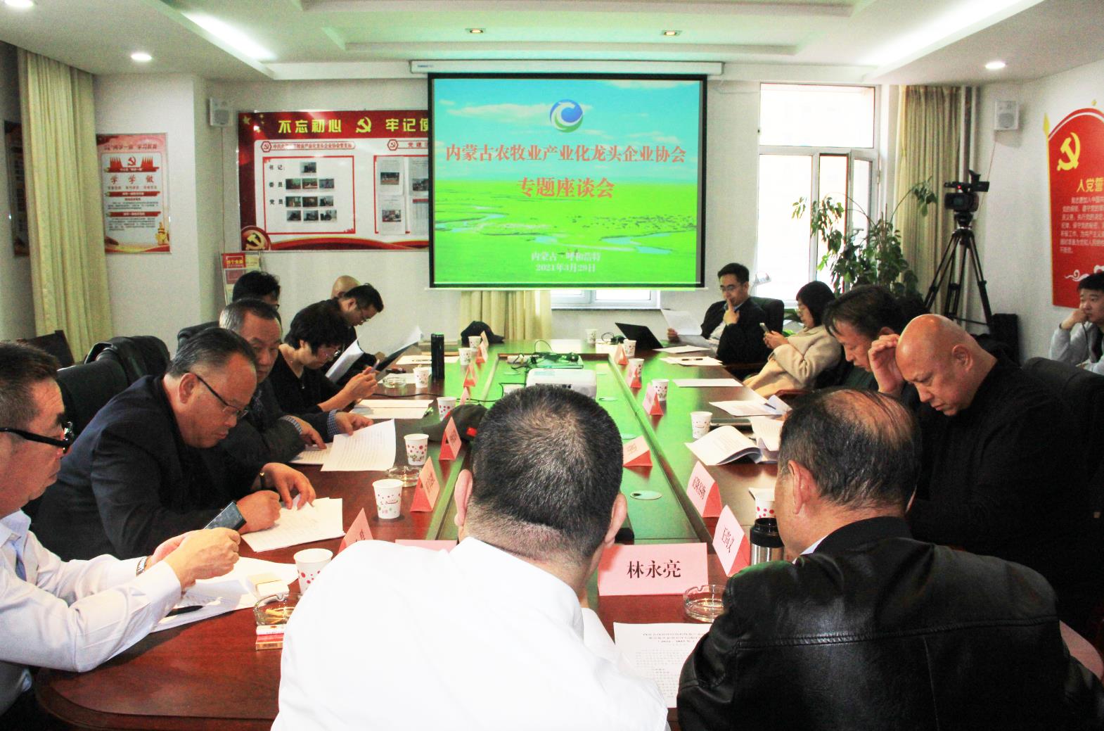 建言獻策，充分發(fā)揮協(xié)會的組織協(xié)調(diào)能力